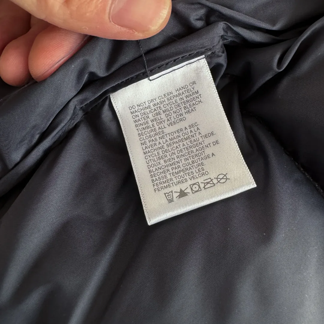 💰P350 Style number: Y 187 TNF North Face Vintage 90s Star Same Style Down Jacket North Face New Arrival Silhouette Jacket The upper body shape is super good! A style highly recommended by foreign bloggers. It is a perfect replacement for the old 90. The inner lining is national standard 80 white duck down. It is fluffy and textured. It is perfect. The electric embroidery uses the Patalin embroidery machine technology. It is exquisite and delicate. The zipper is original ykk zipper puller. Standard zp. Size: S M L XL XXL. Color: Black Gray Green.
